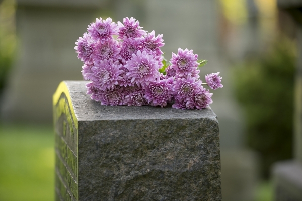 grafsteen met bloem